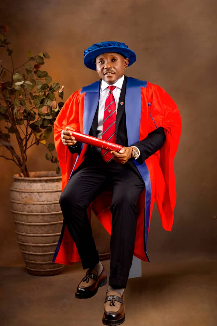 ejike sitting col